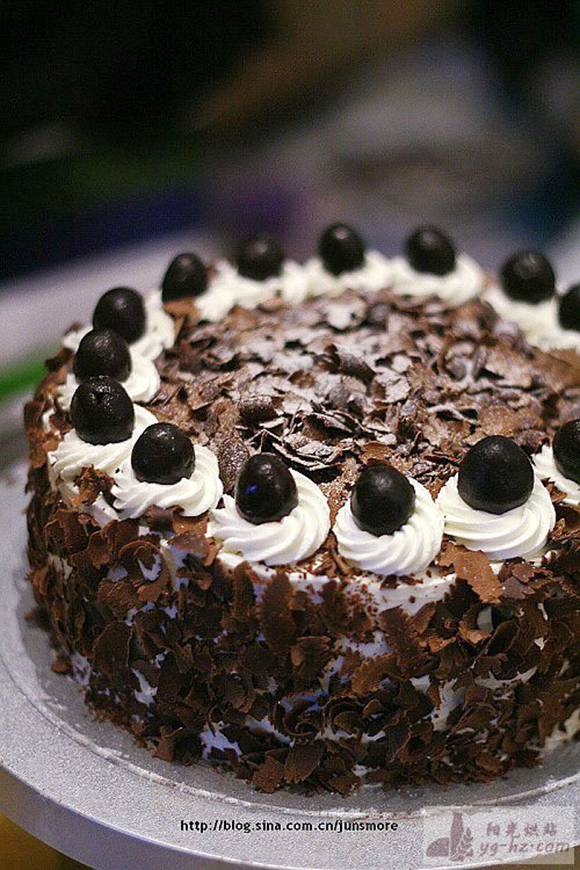 黑森林樱桃奶油蛋糕的做法——教你如何切巧克力屑儿