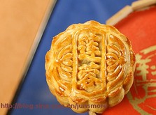 绝对美味的中秋月饼，轻松自制----莲蓉蛋黄月饼的做法