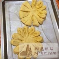 椰蓉花形面包的做法图解4