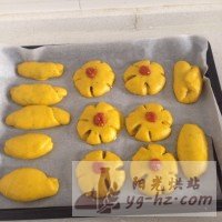 南瓜花朵板栗奶油面包的做法图解4