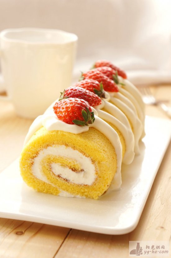 草莓鲜奶油蛋糕卷的做法
