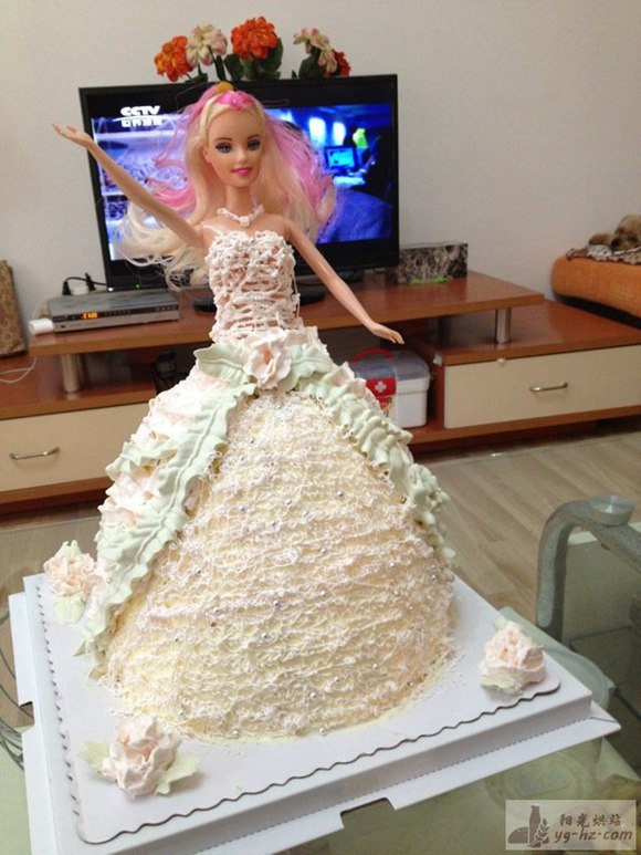 芭比娃娃生日蛋糕的做法