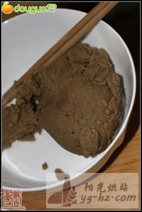 巧克力栗蓉树根蛋糕的做法图解2