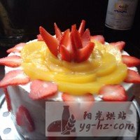 黄桃草莓生日蛋糕的做法图解6