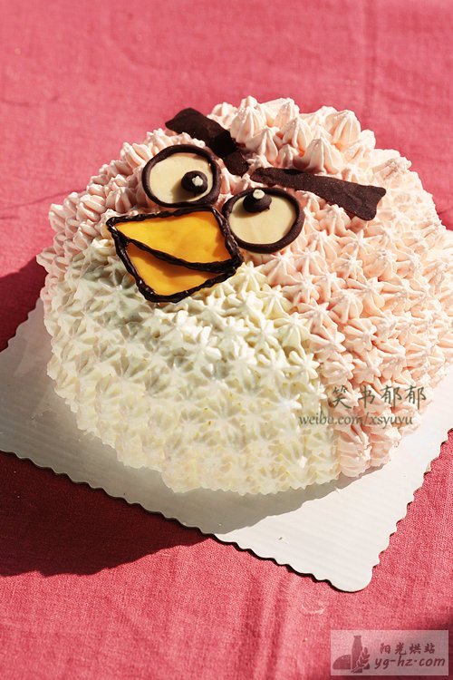 愤怒的小鸟奶油裱花海绵蛋糕的做法