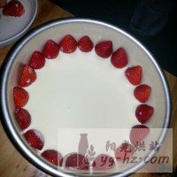 榴莲草莓芝士慕斯蛋糕的做法图解2