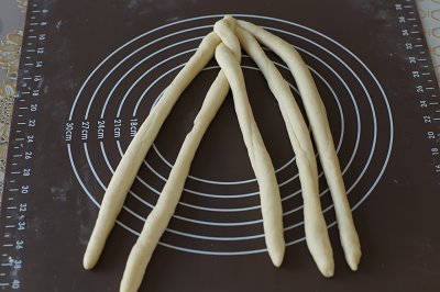编织系列～五股麻花辫酥粒面包的做法 步骤7