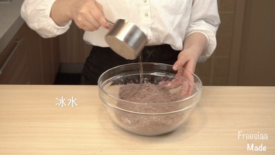 白巧克力树莓塔（视频菜谱）的做法 步骤3