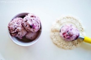 蓝莓车厘子冰淇淋