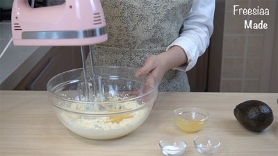 牛油果磅蛋糕 （视频菜谱）的做法 步骤2