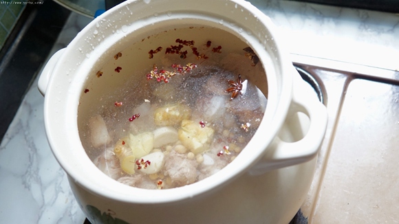 超详细简单的排骨莲藕汤的做法 步骤5