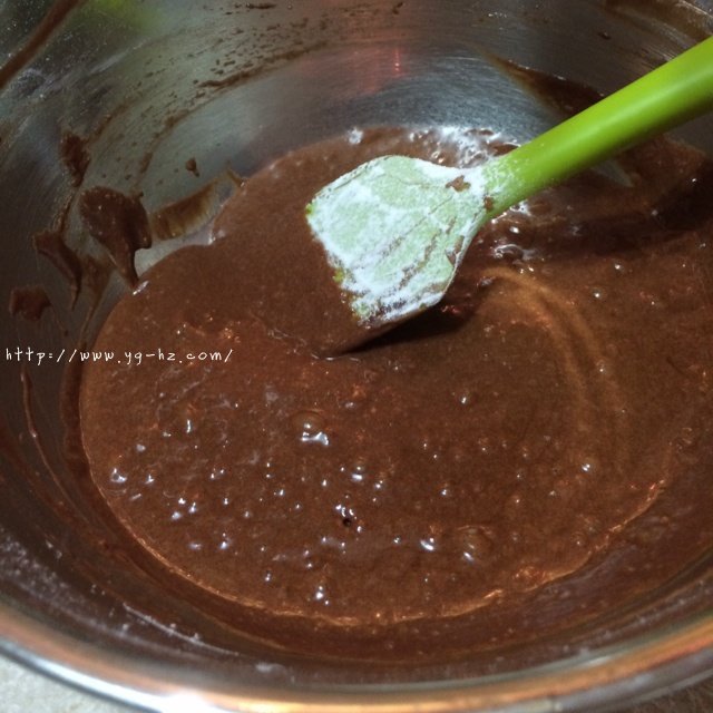 给妹子群的巧克力熔岩蛋糕的做法 步骤5
