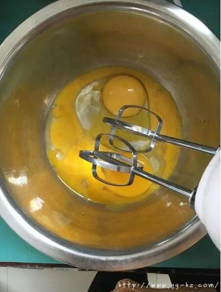 打蛋器将鸡蛋打散