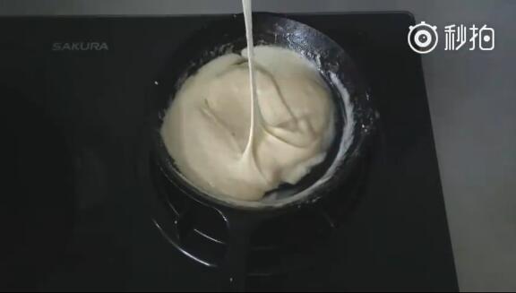 加入奶粉搅拌均匀