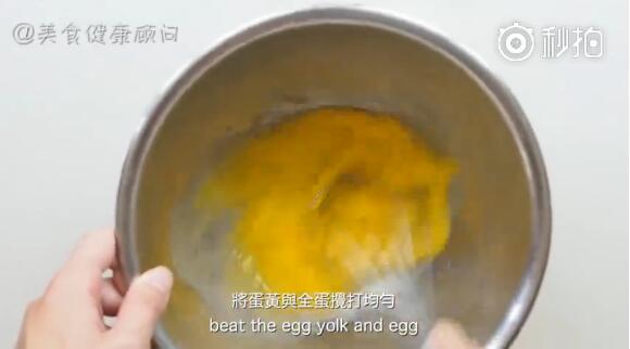 蛋黄和鸡蛋混合