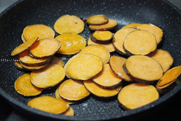红薯系列——快手暖胃红薯汤的做法 步骤2