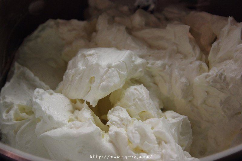 裱花好用的瑞士奶油霜Swiss Meringue Buttercream Icing和樱花的裱花方法的做法 步骤3