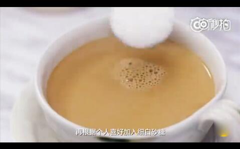 制作热的港式奶茶
