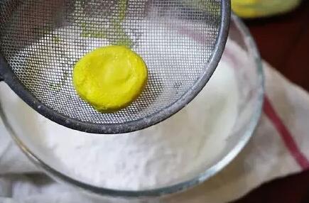 煮熟的鸡蛋黄磨成蛋黄细蓉