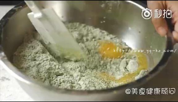 用切拌手法把蛋混合进粉中
