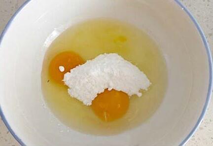 鸡蛋加入糖粉搅拌