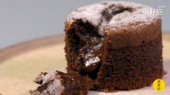 超详细的巧克力熔岩蛋糕的做法【视频教程】