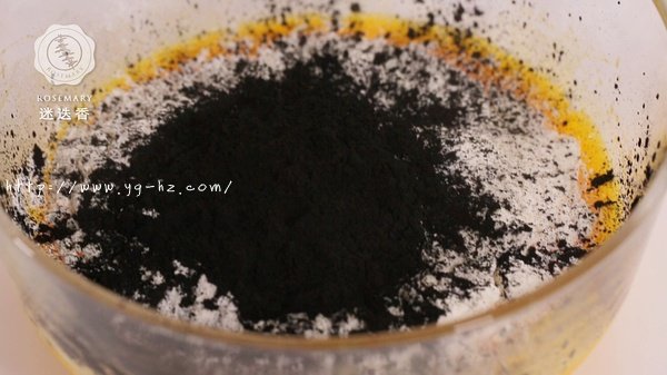 低筋面粉、竹炭粉和蛋黄液混合