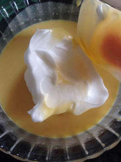 蛋白霜与蛋黄糊翻拌均匀