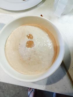 发酵粉在温水中浸泡5分钟