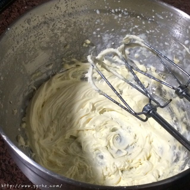 淡奶油奶油霜(适合裱花)的做法 步骤2