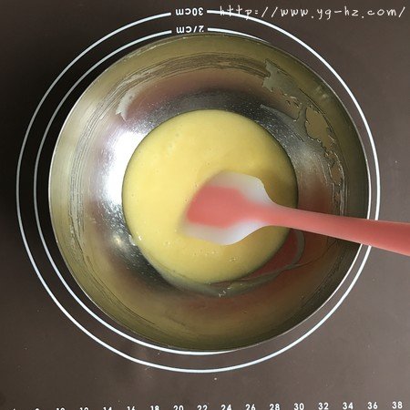 没有黄油也同样做出香酥不腻，花纹立体清晰的曲奇的做法 步骤2