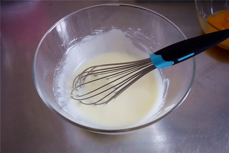 酸奶戚风蛋糕（26厘米定制烤盘）的做法 步骤4