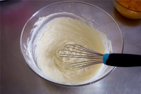 酸奶戚风蛋糕（26厘米定制烤盘）的做法 步骤6