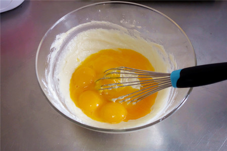 酸奶戚风蛋糕（26厘米定制烤盘）的做法 步骤7