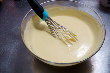 酸奶戚风蛋糕（26厘米定制烤盘）的做法 步骤12