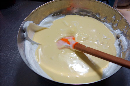 酸奶戚风蛋糕（26厘米定制烤盘）的做法 步骤13