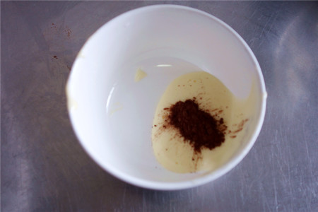 酸奶戚风蛋糕（26厘米定制烤盘）的做法 步骤17