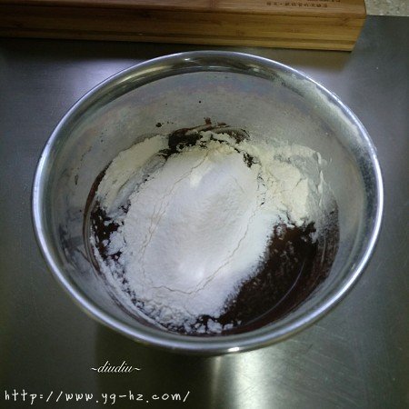 不消泡的可可巧克力戚风蛋糕的做法 步骤6
