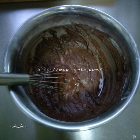 不消泡的可可巧克力戚风蛋糕的做法 步骤7
