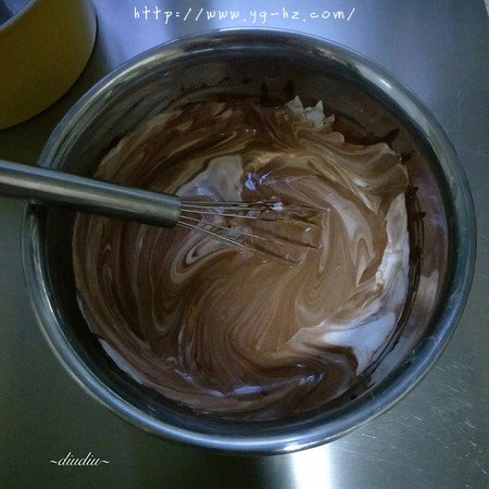 不消泡的可可巧克力戚风蛋糕的做法 步骤12