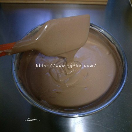 不消泡的可可巧克力戚风蛋糕的做法 步骤14