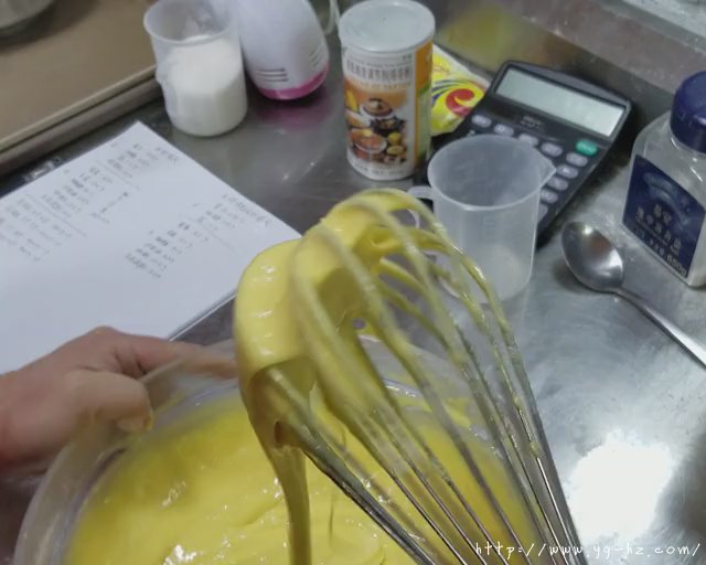 蛋糕的做法（8寸无水戚风私房专用）的做法 步骤12