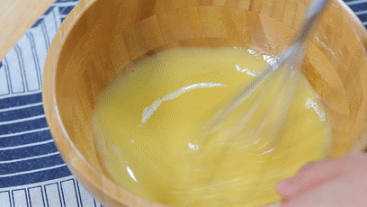 芒果鸡蛋饼 宝宝辅食食谱的做法 步骤4