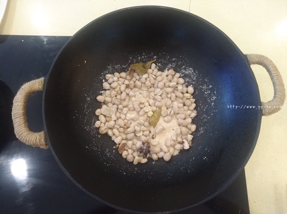 盐焗五香花生米的做法 步骤6