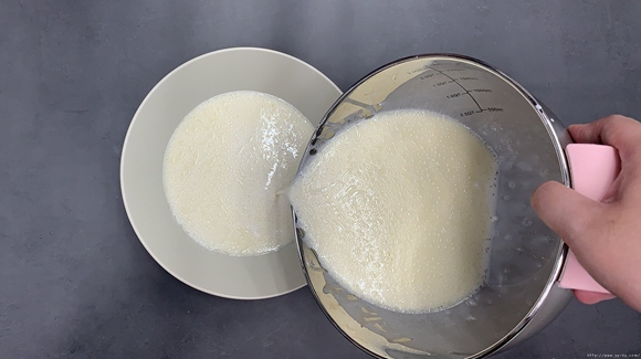 咸蛋黄奶黄冰皮月饼的做法 步骤3