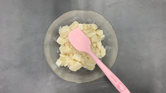 咸蛋黄奶黄冰皮月饼的做法 步骤4