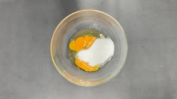 咸蛋黄奶黄冰皮月饼的做法 步骤6