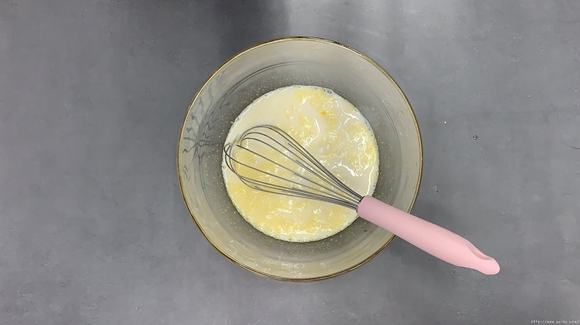 咸蛋黄奶黄冰皮月饼的做法 步骤7