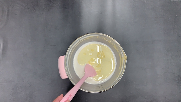 咸蛋黄奶黄冰皮月饼的做法 步骤2