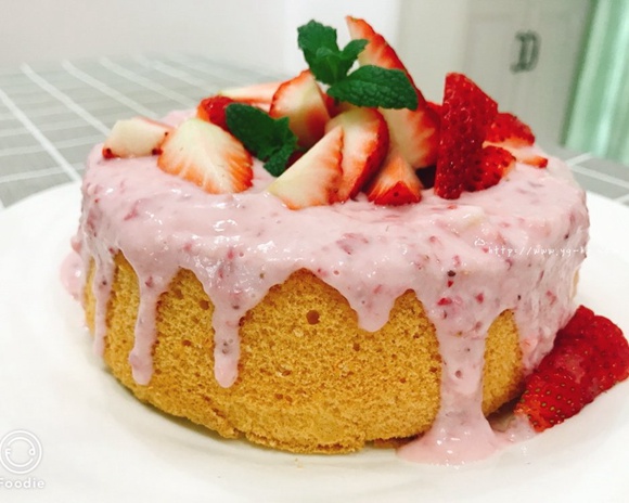 酸奶草莓装饰蛋糕的做法 步骤2